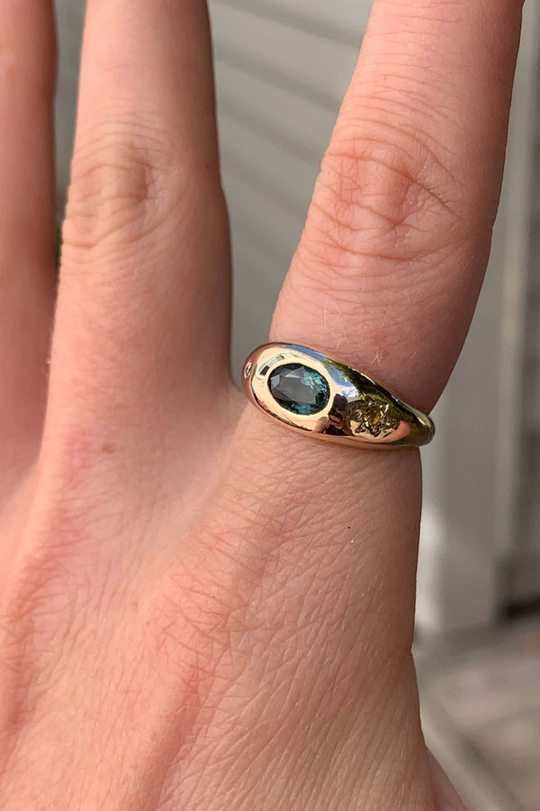 Squashed blimp ring with sapphires and diamond - Gold
